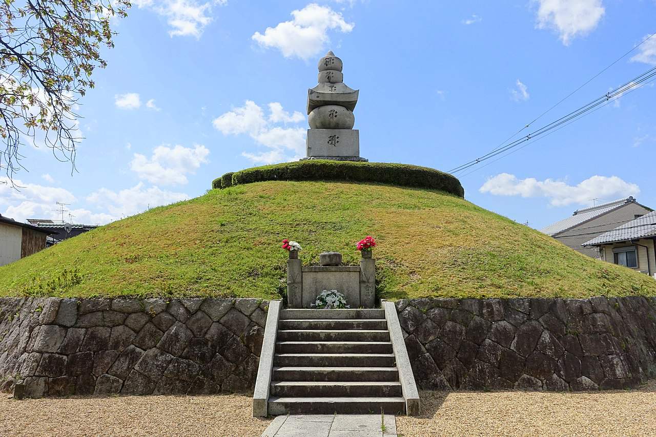 visit the Mimizuka Shrine